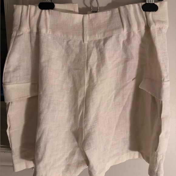 Ziporra Linen Shorts - Picture 2 of 3